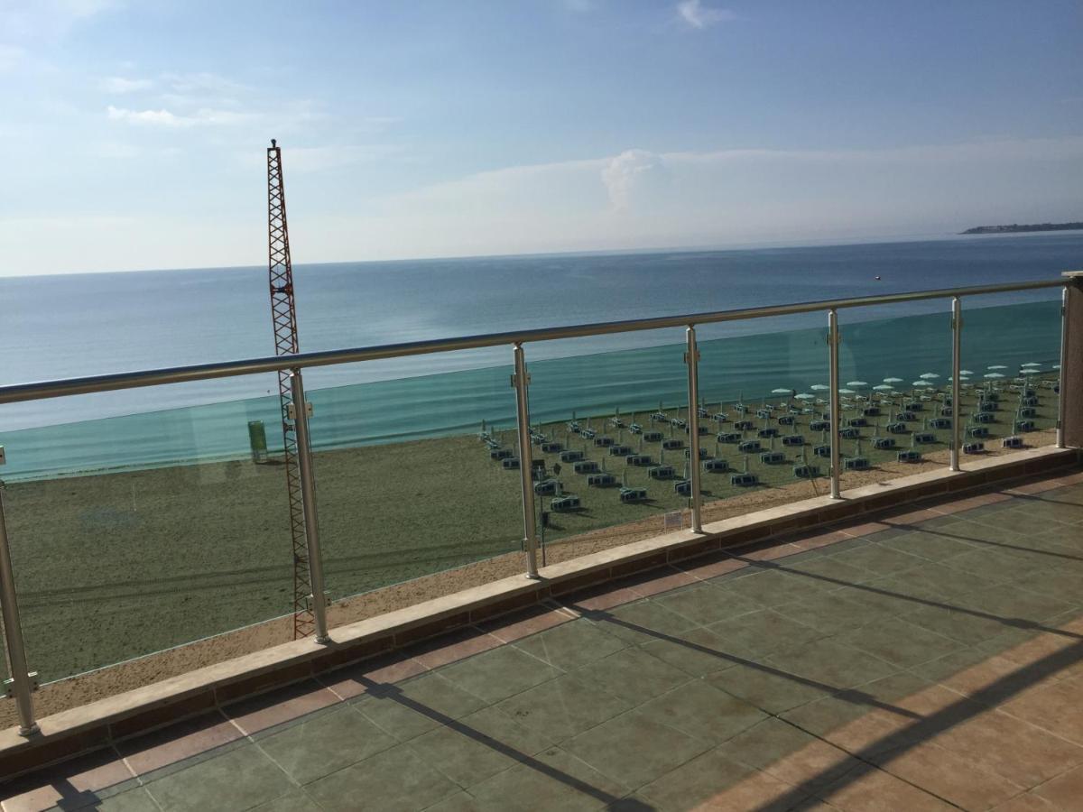 Briz Beach Apartments - Section B ซันนีบีช ภายนอก รูปภาพ